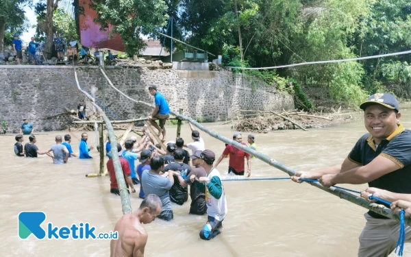 Thumbnail Berita - Usai Salat Id, Warga Probolinggo Kerja Bakti Bangun Jembatan Darurat Demi Rayakan Lebaran