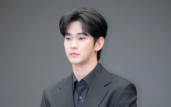 Thumbnail Kim Soo Hyun Ungkap Mengapa Tak Tanggapi Foto dengan Kim Sae Ron saat Drama Queen of Tears Tayang