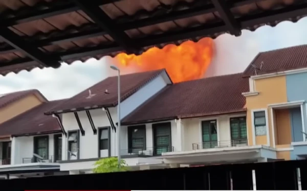 Thumbnail Pipa Gas Petronas Malaysia Terbakar di Hari Kedua Lebaran, 112 Orang Terluka