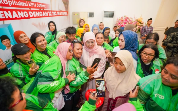 Thumbnail Driver Ojek Online Geruduk Rumah Gubernur Jatim, Khofifah: Mereka Srikandi Jawa Timur Sebenarnya