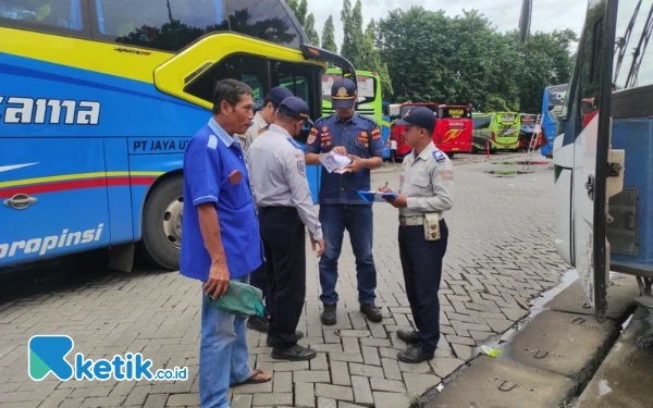 Thumbnail Jumlah Pemudik H+1 Naik di Terminal Purabaya, Dominan Bus AKDP