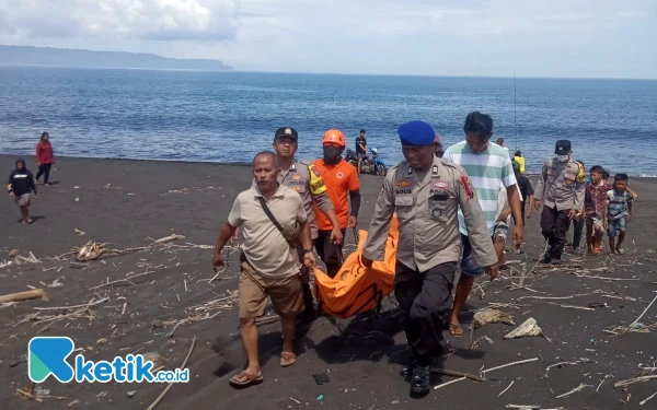 Thumbnail Berita - Mayat Perempuan di Pantai Jember, Ternyata Korban Hanyut di Sungai 4 Hari Lalu