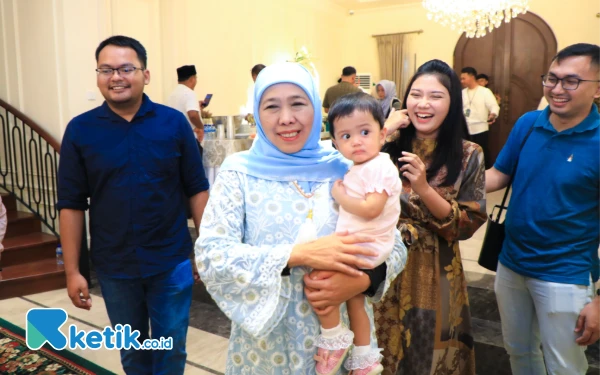 Thumbnail Gelar Open House Selama Tiga Hari, Khofifah Rasakan Kedekatan dengan Warga, Pedagang Kebanjiran Rezeki
