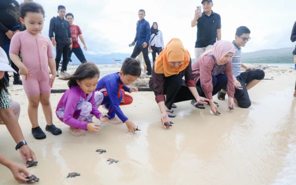 Thumbnail Berita - Peduli Kelestarian Penyu, Khofifah Ajak Cucu Lepas Puluhan Penyu