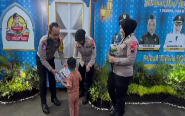 Thumbnail Berita - Bakti Sosial, Polisi Bagikan Souvenir kepada Pemudik di Rest Area 338A Pekalongan