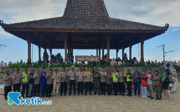 Thumbnail Berita - Libur Lebaran 2025, Kapolresta Cilacap Patroli Jaga Keamanan Wisatawan