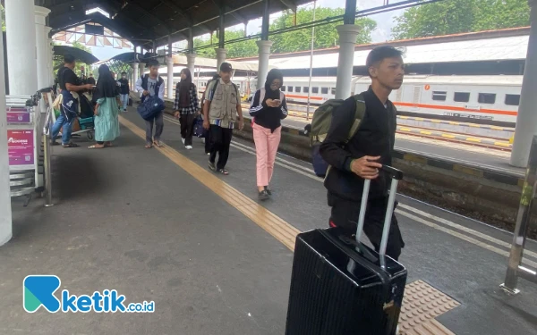 Thumbnail KAI Daop 8 Surabaya Klaim Tak Ada Lonjakan Penumpang Arus Balik Akibat Kebijakan WFA