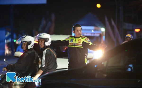 Thumbnail Kapolres Situbondo Atur Lalu Lintas Arus Balik Lebaran di Depan Rest Area Utama Raya