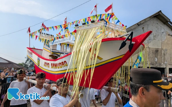Thumbnail Berita - Tradisi 'Pesta Lomban' Kirab Budaya Larungan Kepala Kerbau Meriahkan Puncak Syawalan di Jepara