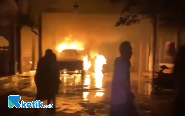 Thumbnail OTK Diduga Bakar 2 Mobil dan 2 Motor Milik Mantan Tim Sukses Bupati Sampang