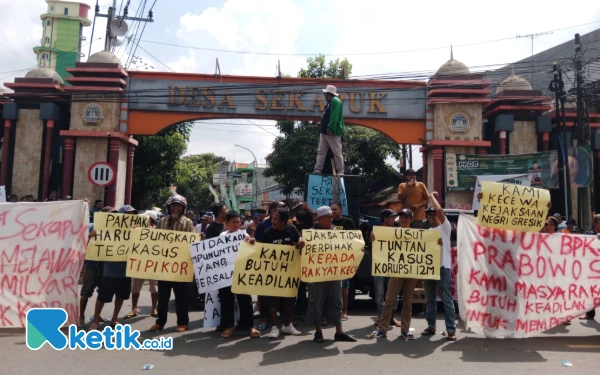 Thumbnail Berita - Warga Sekapuk Gresik Gelar Aksi Damai, Tuntut Mantan Kades Divonis Berat