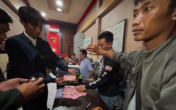 Thumbnail Modus Belanja di Toko Kelontong, Dua Pengedar Uang Palsu di Tuban Ditangkap