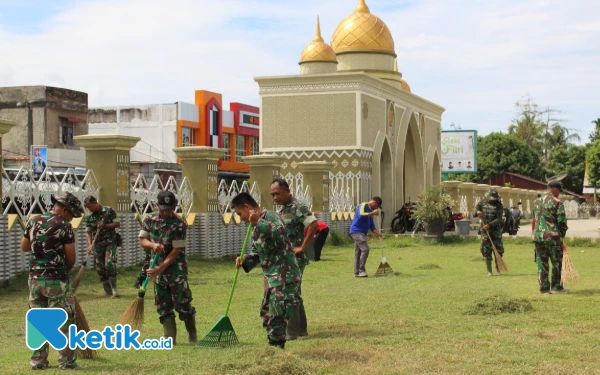 Thumbnail Berita - Wisata Religi, TNI dan Tagana Bersihkan Masjid Agung Jelang HUT ke-23 Abdya