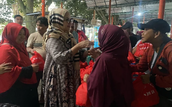 Thumbnail Anggota DPR RI Ina Ammania Bagikan 6 Ribu Paket Sembako di Bondowoso, Banyuwangi dan Situbondo