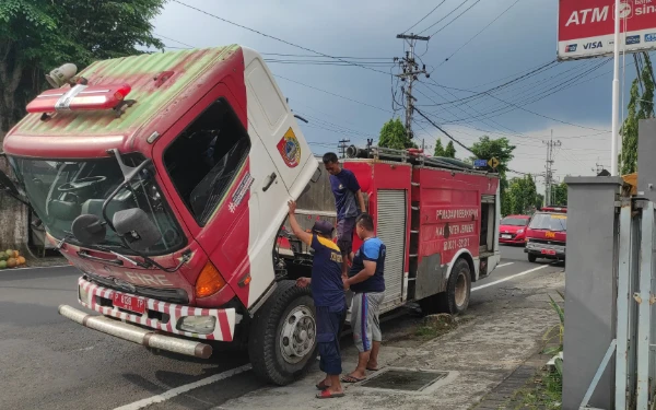 Thumbnail Berita - Mau Isi BBM, Truk Damkar Mogok di Tengah Jalan