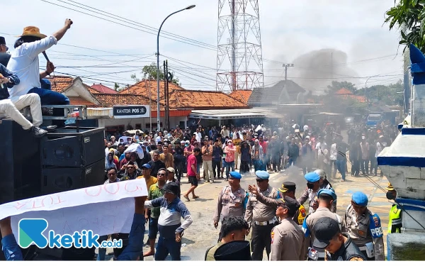 Thumbnail Demo Tuntut Pilkades 2025 Digelar di Banyuates Ricuh, Massa Aksi dan Polisi Saling Dorong dan Pukul