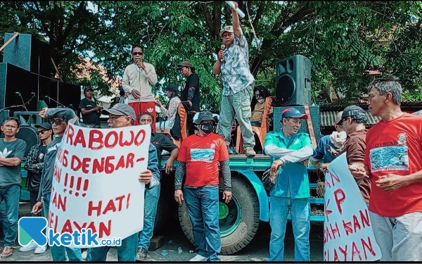 Thumbnail Berita - Tolak VMS, Ratusan Nelayan Cilacap Geruduk Kantor Pelabuhan Perikanan Samudera