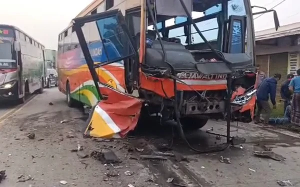 Thumbnail Berita - Tim TAA Polda Jatim Selidiki Penyebab Kecelakaan Panther vs Bus di Gresik