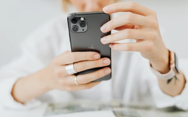 Thumbnail Marak Tren Sewa iPhone Demi Gengsi, Pakar IT Ingatkan Ancaman Keamanan Digital