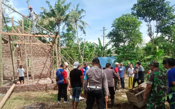 Thumbnail Kepedulian Kapolsek Tegalampel Bondowoso Bantu Warga Tak Mampu Bangun Rumah Layak Huni