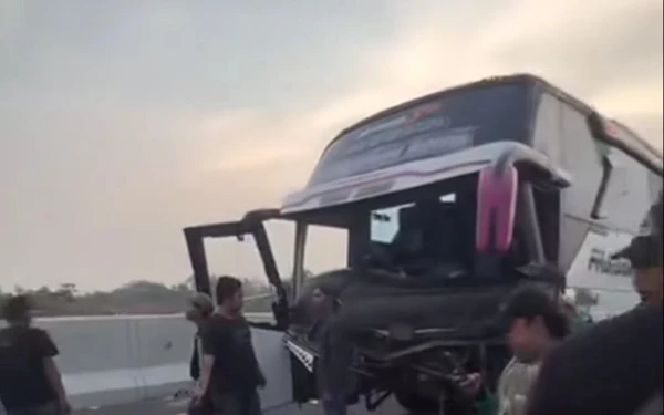 Thumbnail Bus Suporter Persebaya Kecelakaan di Tol Pekalongan, Ini Penjelasan Bonek