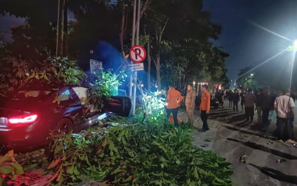 Thumbnail BMW Tabrak 3 Motor di Surabaya, 1 Tewas dan 1 WNA Prancis Terluka