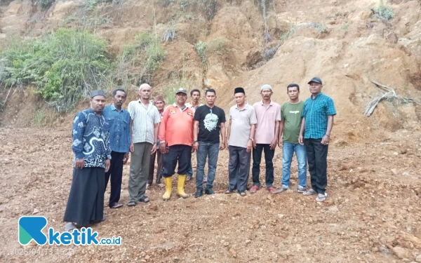 Thumbnail Berita - Turunkan Alat Berat, Wakil Ketua I DPRK Abdya dan BPBK Cegah Longsor di Masjid Al Ikhlas