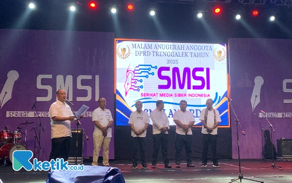 Thumbnail Berita - Perkuat Sinergi Media-DPRD, SMSI Trenggalek Kukuhkan Pengurus Baru dan Gelar Award