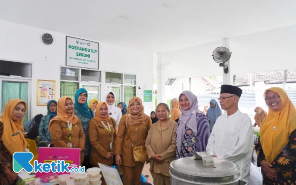 Thumbnail Berita - Ketua PKK Kota Kediri Apresiasi Layanan Posyandu di Ponpes Wali Barokah