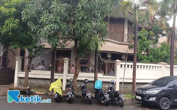 Thumbnail 15 Penyidik KPK Geledah Rumah La Nyalla, Hanya Ditemui ART dan Keamanan