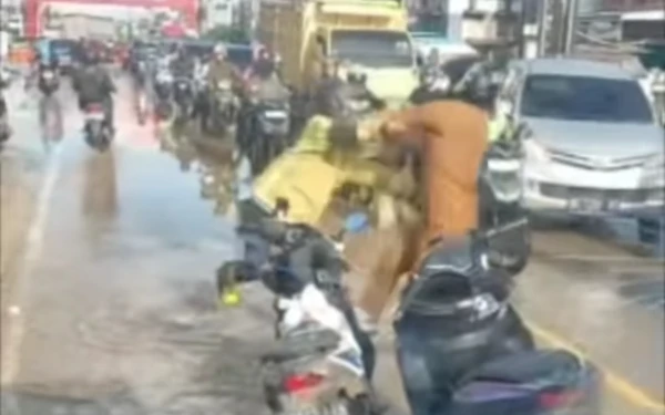 Thumbnail Palembang Dikepung Banjir, Warga Berpakaian ASN Saling Pukul di Genangan Banjir