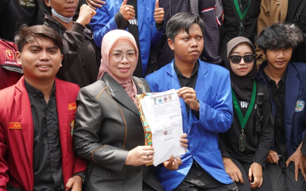 Thumbnail Berita - Meski Sempat Ricuh, Ketua DPRD Lumajang Tetap Temui Aksi Mahasiswa Tolak Revisi UU TNI