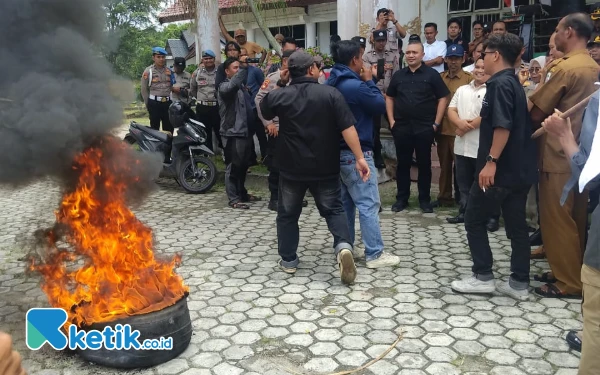 Thumbnail Berita - Soroti 20 Persen Plasma, 8 Aliansi Mahasiswa dan Pemuda Aceh Singkil Geruduk Gedung Dewan