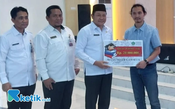 Thumbnail Berita - Pemkab Sidoarjo Realisasikan 6.020 Beasiswa Kuliah, Tahun Ini Berikan Lagi 2.010 Kuota