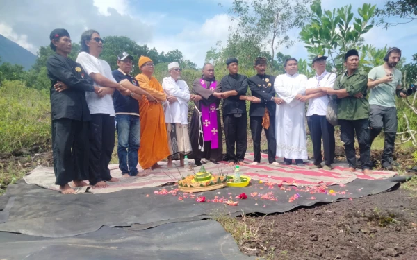 Thumbnail Berita - Laskar Hijau Tutup Musim Tanam Di Lereng Gunung Lemongan Dengan Doa Lintas Iman