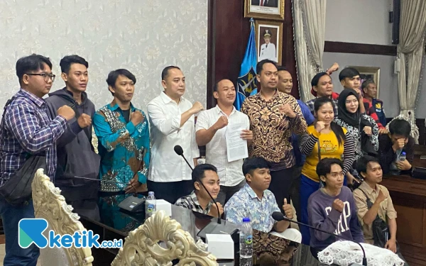 Thumbnail Eri Cahyadi Buka 3 Posko Soal Korban Penahanan Ijazah oleh Perusahaan