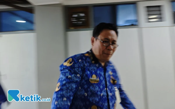 Thumbnail Berita - Plh Kadinkes Jember ke Malaysia Tanpa Izin, Sebabkan 2.000 Nakes Telat Gajian Bulan April 2025