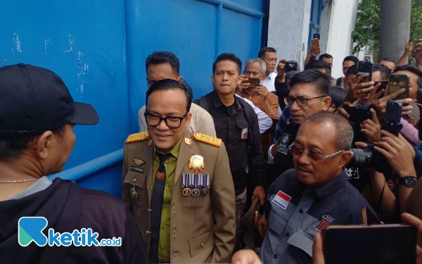 Thumbnail Datangi Gudang Milik Diana, Wamenaker Sempat Tidak Dibukakan Pintu