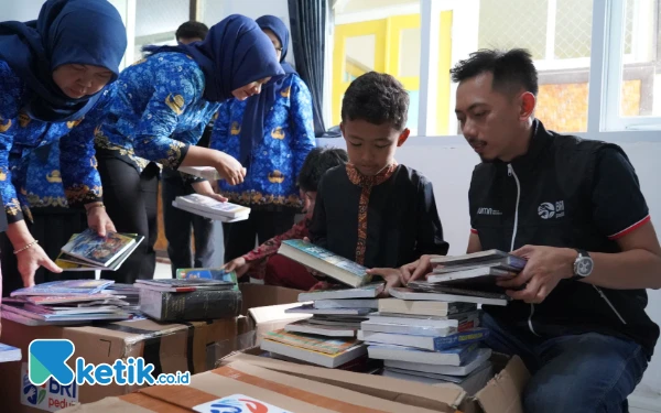 Thumbnail Program TJSL Ini Sekolahku, BRI RO Bandung Serahkan Bantuan Buku