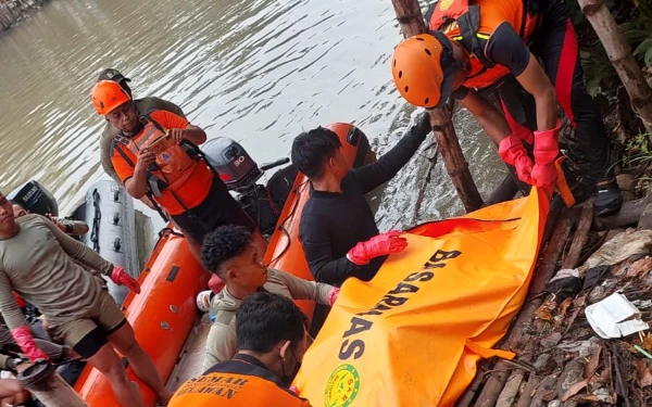 Thumbnail Berita - Usai Pencarian Selama 3 Hari di Sungai Bambe, Jenazah Perempuan 50 Tahun Ditemukan