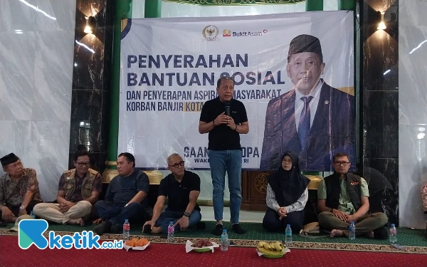 Wakil Ketua DPR RI Bagikan Bansos untuk Warga Terdampak Banjir Komplek PGP Bekasi