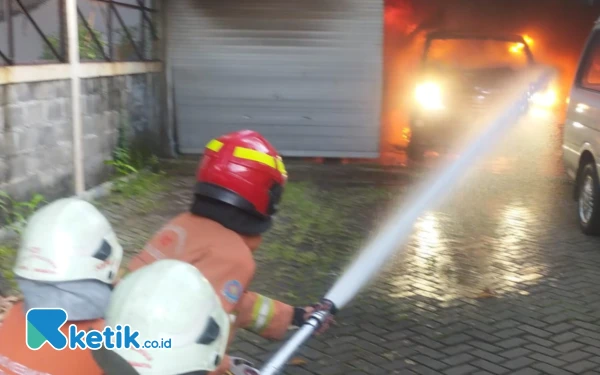 Thumbnail Korsleting, Garasi di Sidosermo Indah II Terbakar, 7 Mobil Hangus