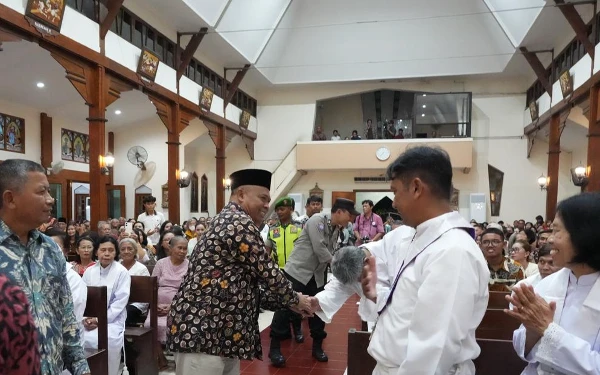 Thumbnail Berita - Bupati dan Wakil Bupati Sleman Hadiri Malam Paskah, Serukan Persatuan dan Toleransi