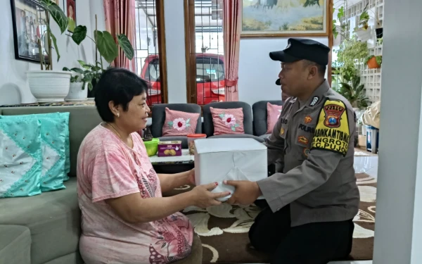 Thumbnail Polres Batu Peringati Hari Kartini dengan Berbagi kepada Disabilitas