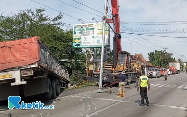 Thumbnail Berita - Truk Tronton Bermuatan Batu Kapur Tabrak 3 Motor di Comal Baru Pemalang, 2 Orang Meninggal