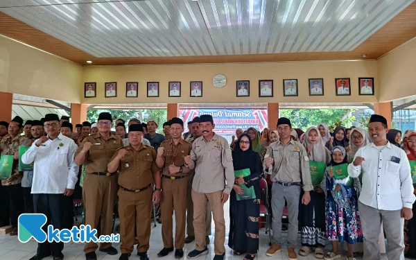 Thumbnail Hari Bumi, Baznas Blitar Salurkan Bantuan dan Tanam Matoa di Wonodadi