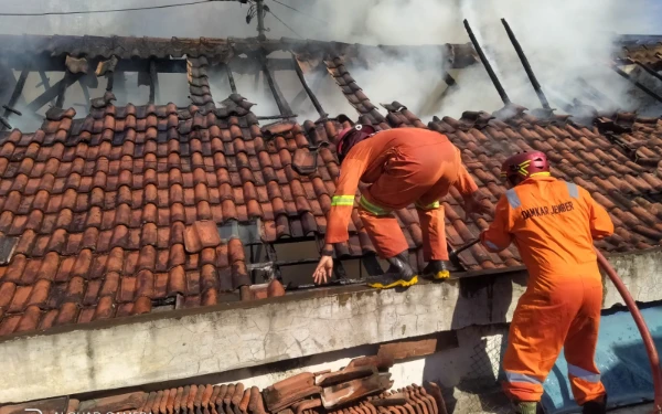 Thumbnail Berita - Pabrik Krupuk di Jember Terbakar, Petugas Damkar Tersengat Listrik dan Hampir Tertimpa Atap Plafon