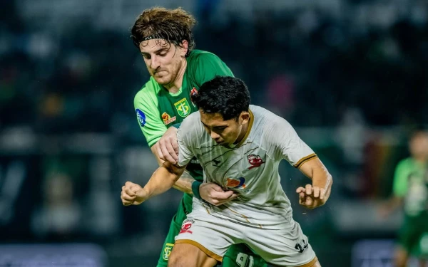 Thumbnail Pelatih Persebaya Paul Munster Beberkan Kondisi Terkini Dejan Tumbas