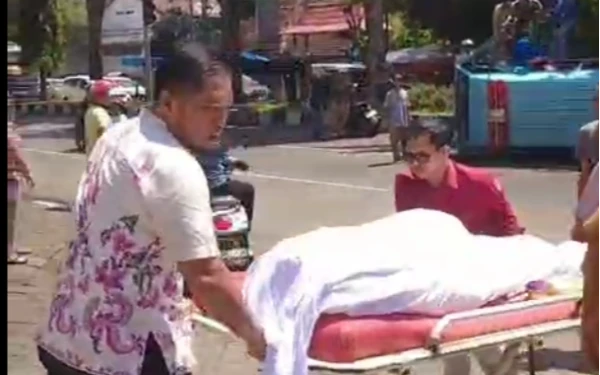 Viral Mobil Ambulans Terguling di Depan Masjid Roudhotul Muchlisin Jember, Jenazah Dievakuasi