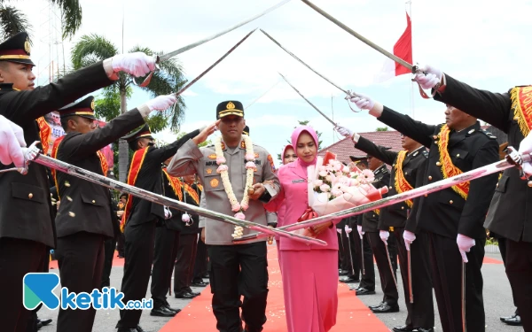 Thumbnail Berita - Tradisi Pedang Pora Warnai Pelepasan AKBP Agus Dwi Suryanto dari Polres Madiun Kota